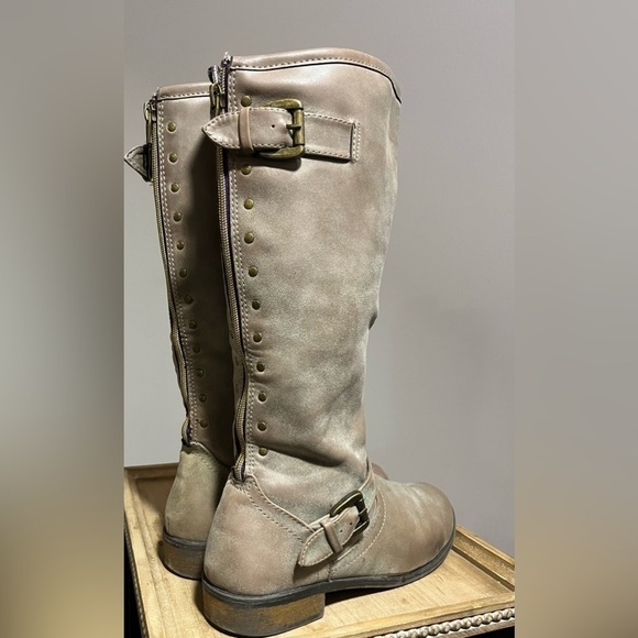 Shoes - 🖤 TRENDY boots in neutral color